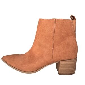 Universal Thread Size 7.5 Suede Ankle Boots